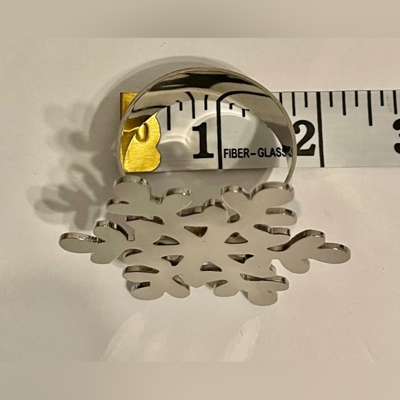 ❄️ 8Pc Silver Snowflake Napkin Holders - Picture 6 of 10